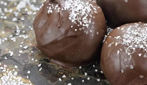 Бисквитени топчета с шоколад
