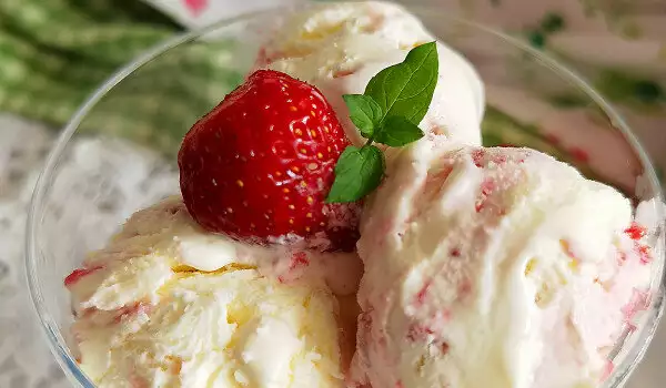 Сметанов сладолед с ягодов акцент