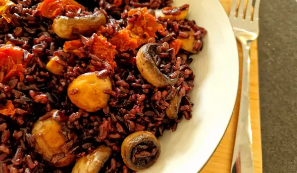 Черен ориз с печурки и сушени домати