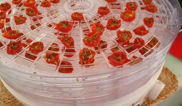 Сушени чери домати с подправки в дехидратор