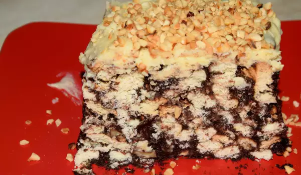 Пищна бисквитена торта с орехи и шоколад