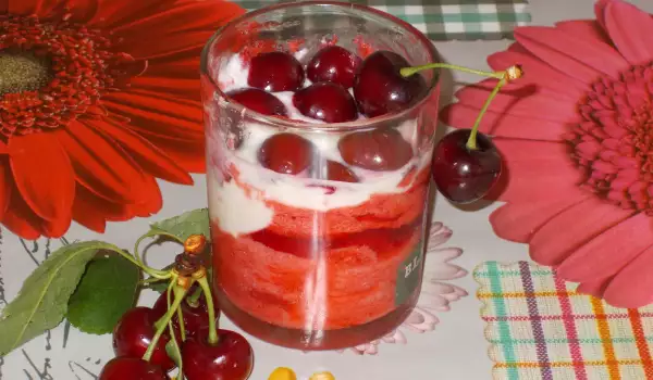 Заскрежен десерт с ягоди и череши