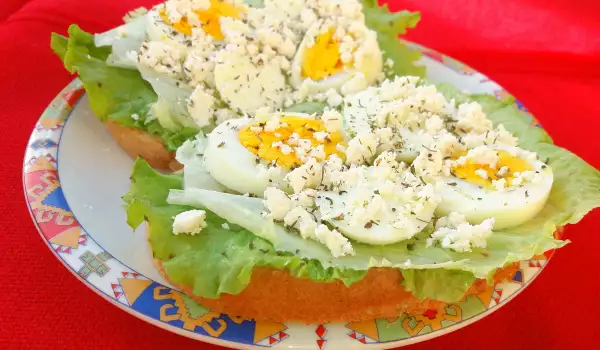 Диетични студени сандвичи с яйца и салата