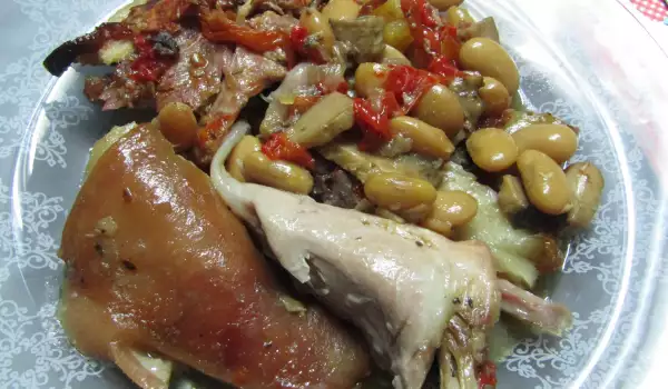 Свински джолан с кожа с бекон и зеленчуци в гювеч