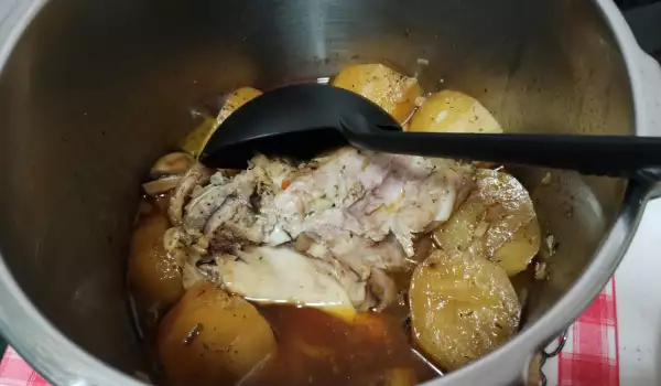 Свински джолан с картофи и гъби в тенджера под налягане