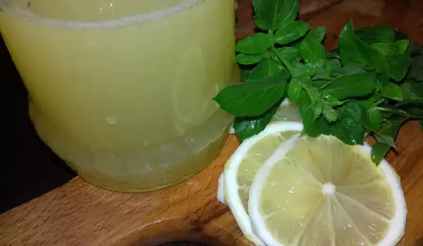 Домашна лимонада с лимонов сироп и мента