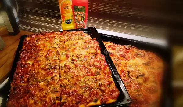 Голяма домашна пица с моцарела и бекон