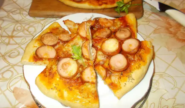 Домашна пица с кренвирш, кашкавал и риган