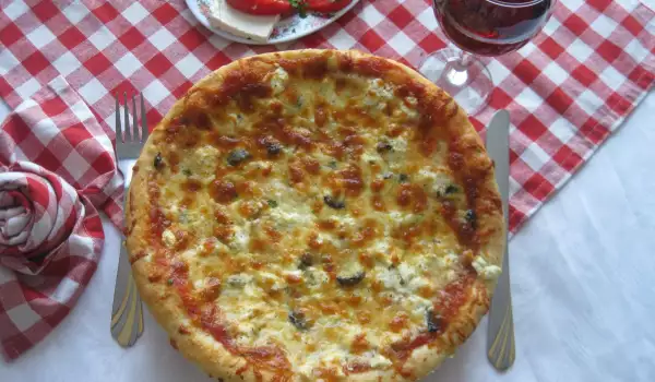 Домашна пица със сирена и маслини