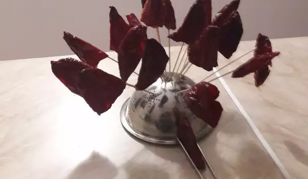Домашно сушени червени чушки