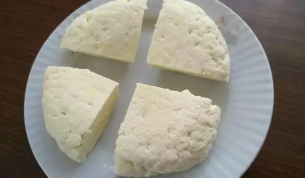 Домашно сирене с кисело мляко и оцет