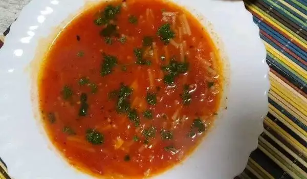 Доматена супа с фиде и босилек
