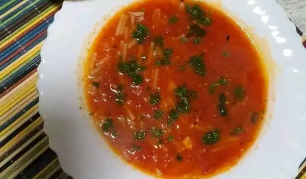 Доматена супа с фиде и босилек