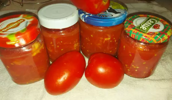 Консервирани домати в буркани за зимата