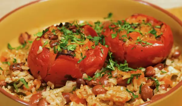 Пълнени домати с ориз и шарен боб