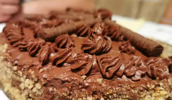 Лесна шоколадова торта с орехи