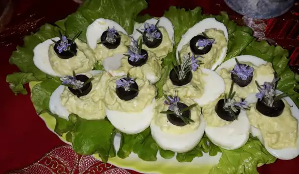 Фаршировани великденски яйца с авокадо