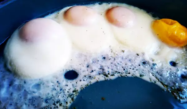 Яйца на очи на фурна с кисело мляко
