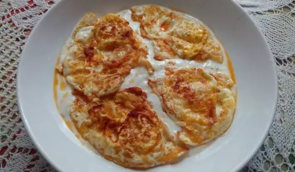 Пикантни яйца с чеснов сос