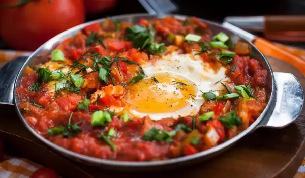 Яйца с доматен сос