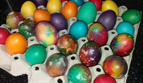 Красиви яйца с кристали и памук