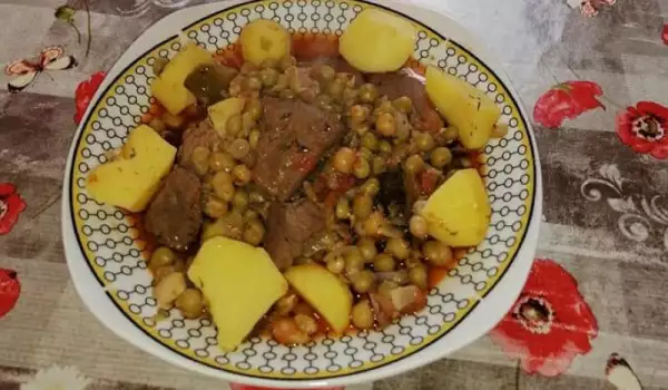 Еленско месо с грах и пресни картофи