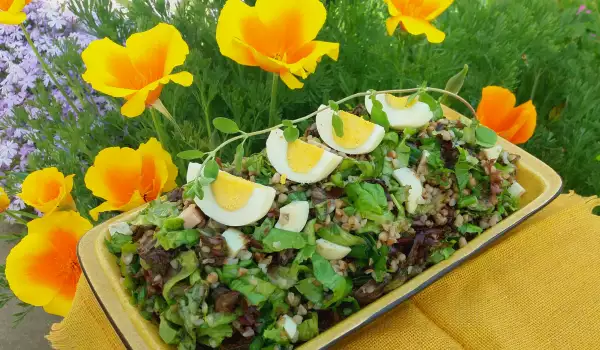 Пролетна салата с елда и сварени яйца