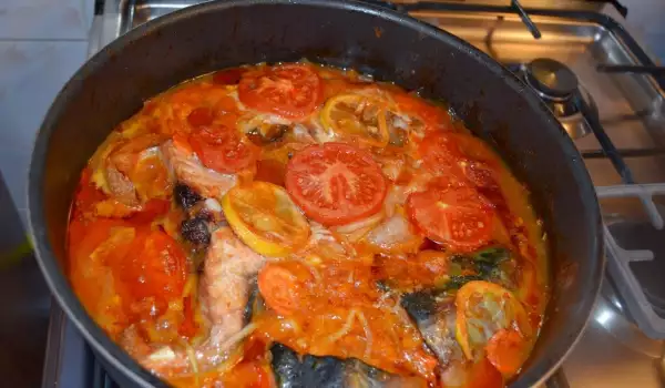 Есетра в пикантен доматен сос