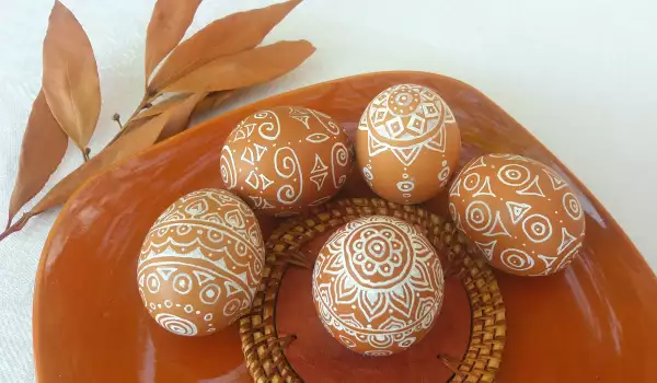 Великденски яйца рисувани с етно мотиви