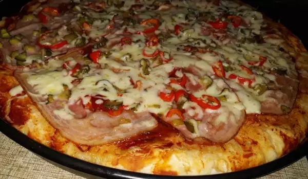 Фамилна пица с бекон и кисели краставички