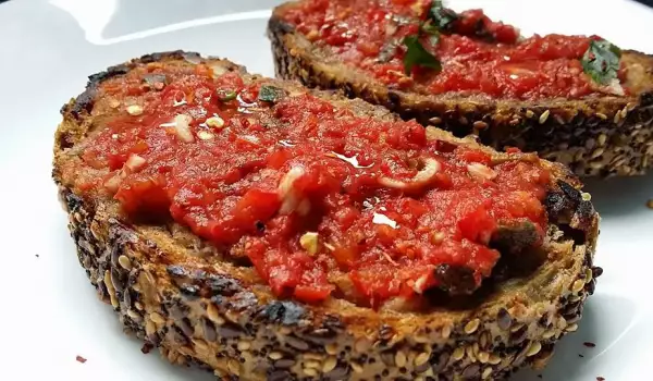 Пикантен сандвич с домат