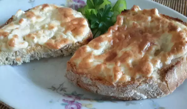 Запечени филийки със сирене и яйце