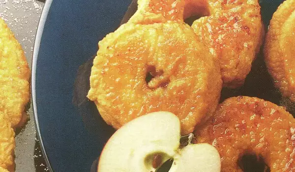 Ябълки в палачинково тесто