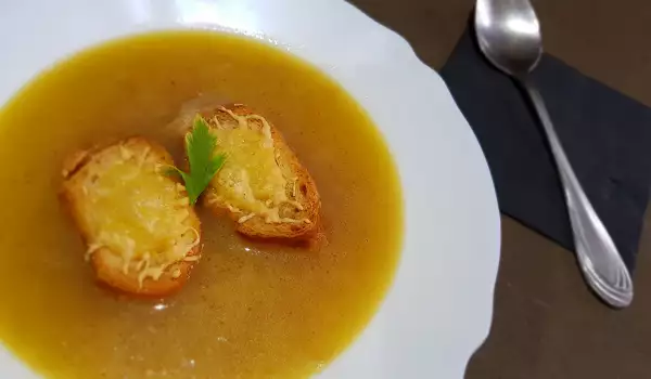 Класическа френска лучена супа с бяло вино