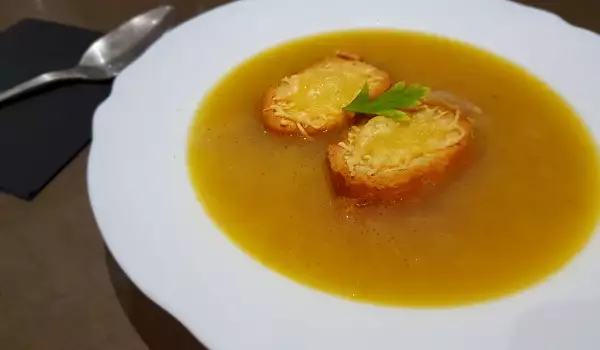 Класическа френска лучена супа с бяло вино