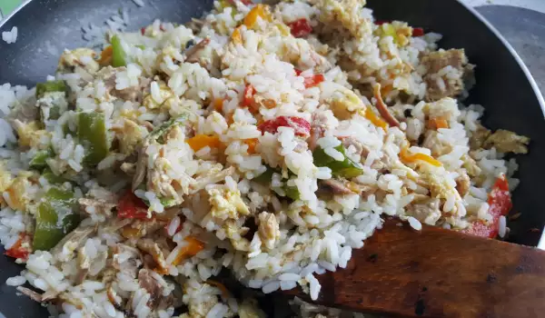 Пържен ориз с яйца и пилешко