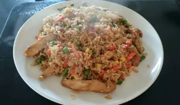 Пържен ориз с филе и зеленчуци