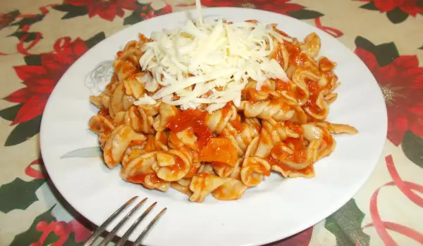 Фусили от лимец с доматено-пиперен сос