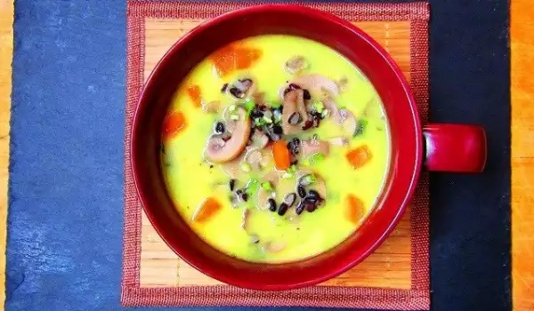 Гъбена супа със зеленчуци и черен ориз