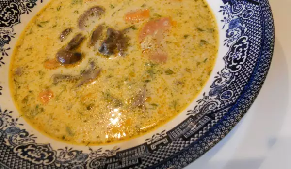 Гъбена супа с моркови и лук