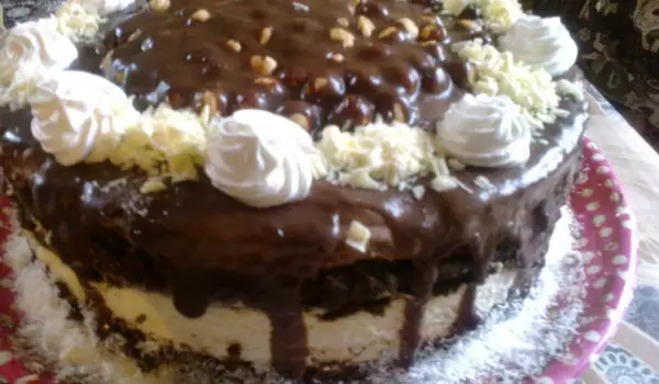 Торта с шоколадова глазура и лешници