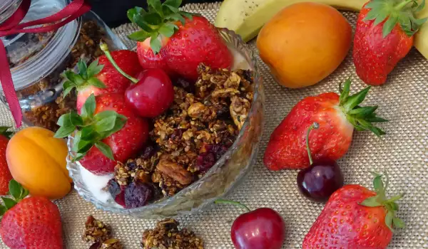 Безглутенова фитнес закуска с ягоди и гранола