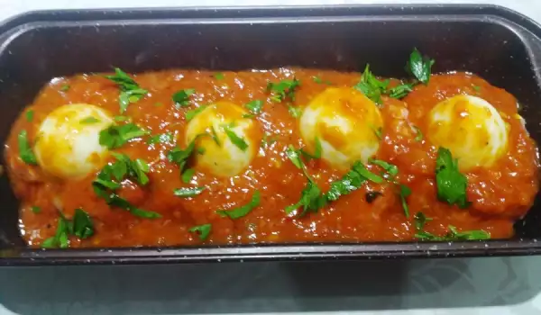 Гнезда от кайма с яйца в доматен сос