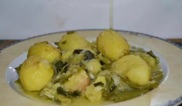 Бърза гозба с картофи и зелен боб