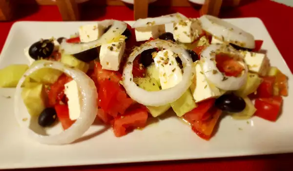 Гръцка салата със сирене Фета и маслини