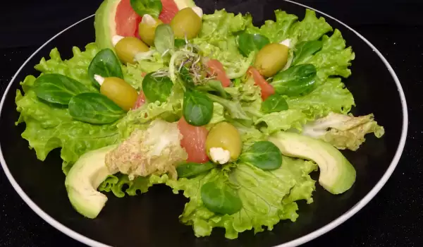 Диетична зелена салата с авокадо и медено-горчичен винегрет