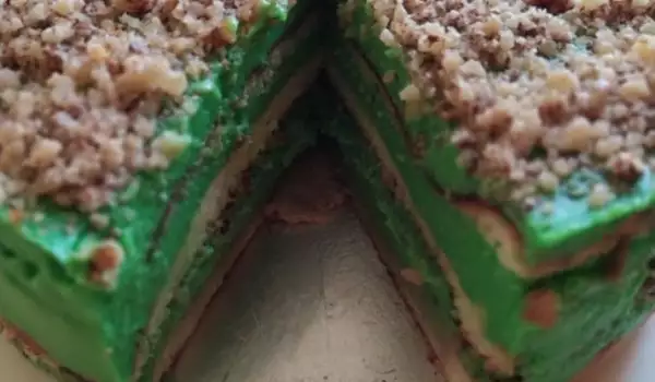 Зелена орехова торта с яйчен крем