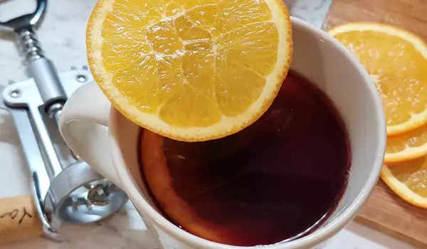 Греяно вино с мед и портокал