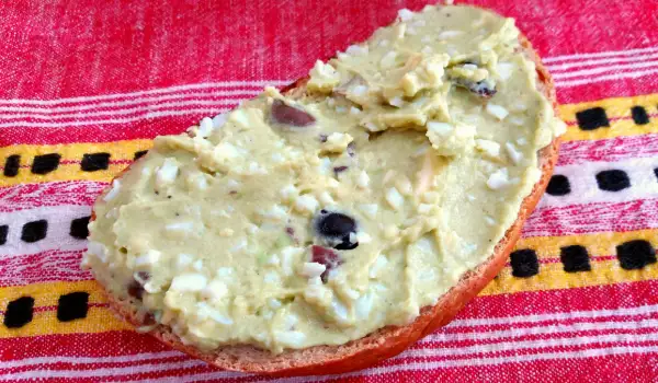 Гуакамоле с маслини и яйца