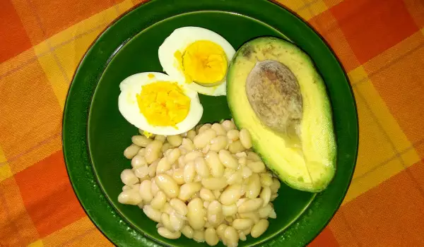 Гуакамоле с бял боб и яйце
